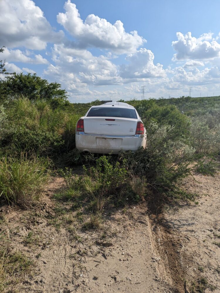 Los persigue Guardia Estatal: Corren y abandonan vehículos