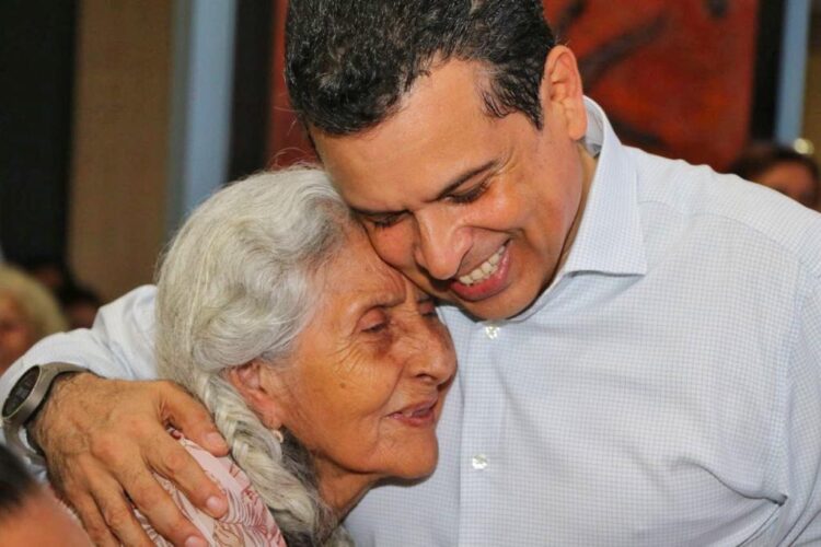 Festeja Lalo Gattás a mil mamás victorenses