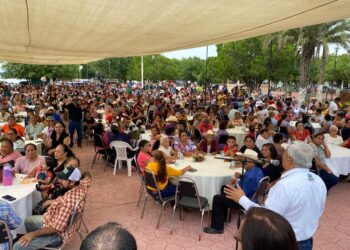 Guémez festeja a madres y padres de familia: Convivio y regalos