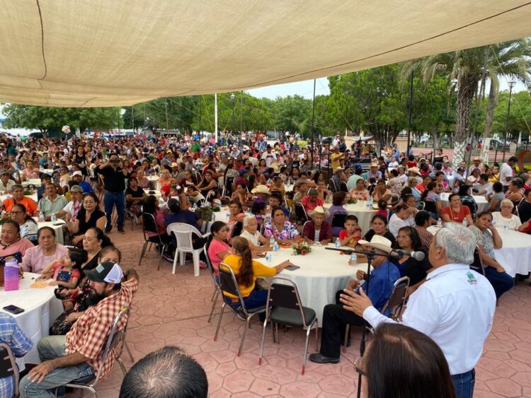 Guémez festeja a madres y padres de familia: Convivio y regalos