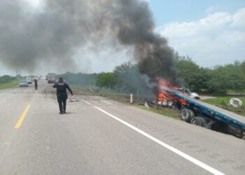 Se incendia trailer en carretera a Llera