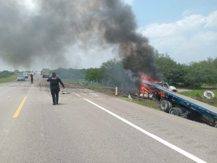 Se incendia trailer en carretera a Llera