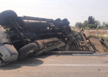 Cierran carretera a Tula: Volcó trailer  en ejido Miguel Hidalgo