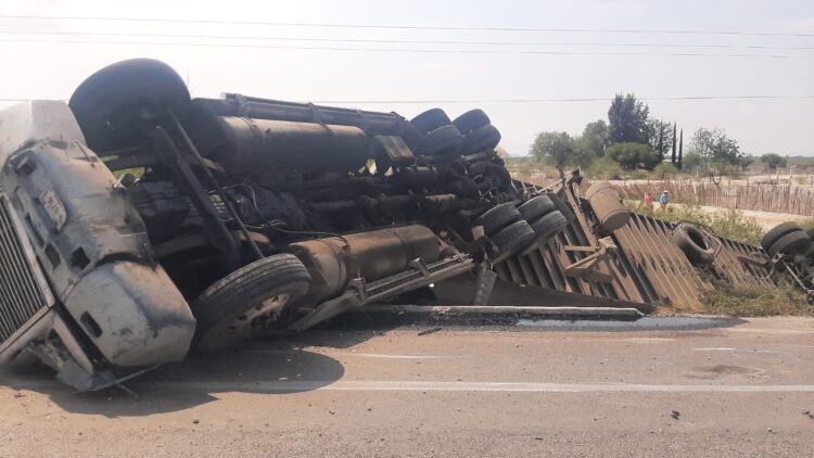 Cierran carretera a Tula: Volcó trailer  en ejido Miguel Hidalgo
