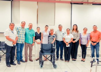 Entrega Lucy de Gattás aparatos de movilidad a familias victorenses