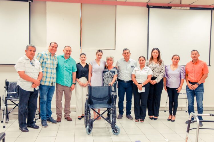 Entrega Lucy de Gattás aparatos de movilidad a familias victorenses