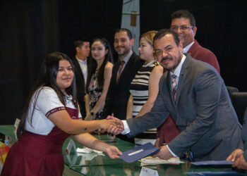 Apadrina rector de la UAT a egresados de secundaria en Ciudad Victoria