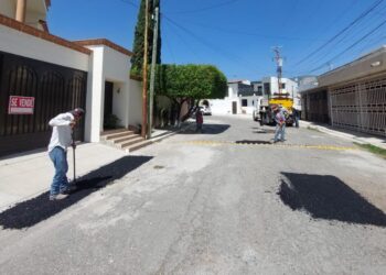 Mejora Municipio vialidades con bacheo en calles de Victoria