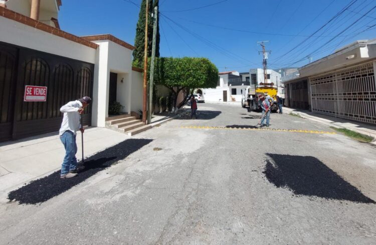 Mejora Municipio vialidades con bacheo en calles de Victoria