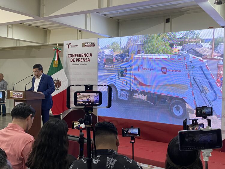 Cuando la toma violenta del Congreso, Oscar Almaraz hizo lo que Mario Besares: Se metió al baño