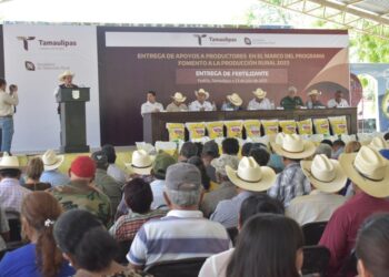 Favorece gobierno estatal a productores citrícolas con fertilizante granulado