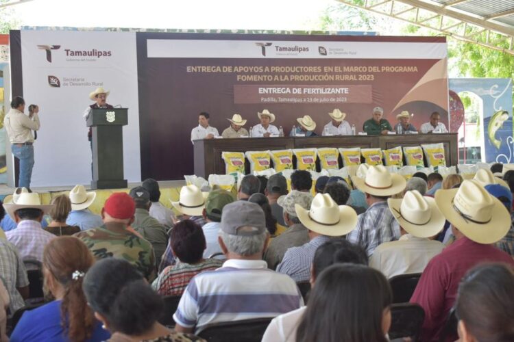 Favorece gobierno estatal a productores citrícolas con fertilizante granulado