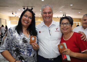 Entregan medallas por hasta 50 años de servicio a trabajadores de Salud