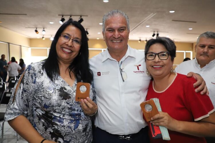 Entregan medallas por hasta 50 años de servicio a trabajadores de Salud