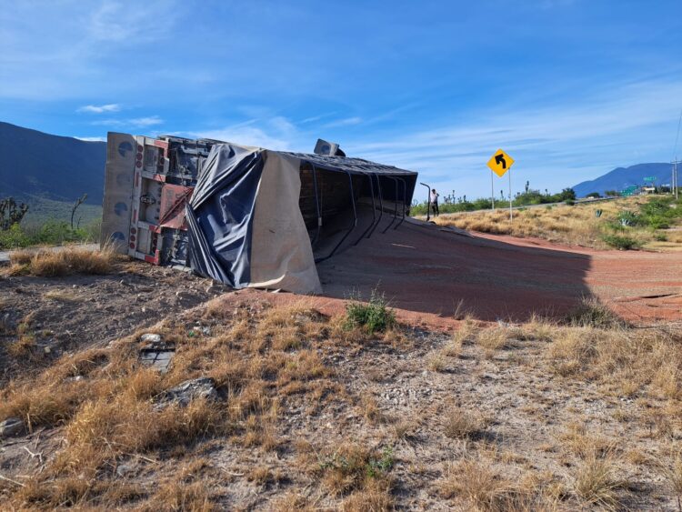 Vuelca en Palmillas trailer cargado de sorgo