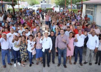 Gattás entrega credenciales AMA en ejido Avila Camacho