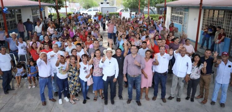Gattás entrega credenciales AMA en ejido Avila Camacho
