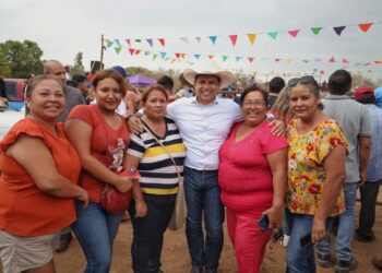 Alcalde Lalo Gattás visita y lleva beneficios al ejido La Presa