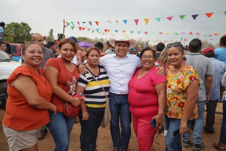 Alcalde Lalo Gattás visita y lleva beneficios al ejido La Presa