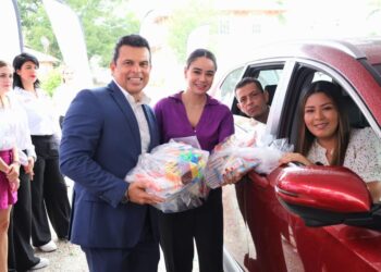 Gattás y su esposa inician colecta de útiles escolares para apoyar a educandos