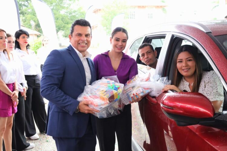 Gattás y su esposa inician colecta de útiles escolares para apoyar a educandos