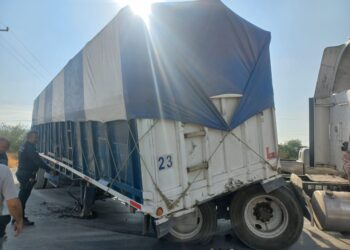 Se le safa caja; trailer sorguero obstruye libramiento Naciones Unidas en Victoria
