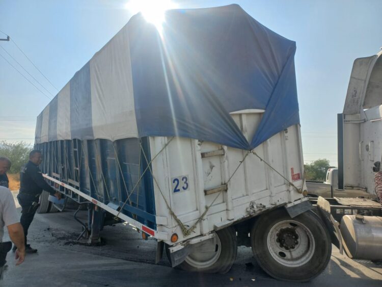 Se le safa caja; trailer sorguero obstruye libramiento Naciones Unidas en Victoria