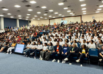 Rector presenta Vida UAT a estudiantes de Nuevo Laredo