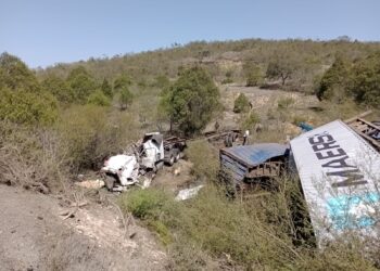 Vuelca trailer en la Ocampo-Tula; quedaron puros hierros retorcidos