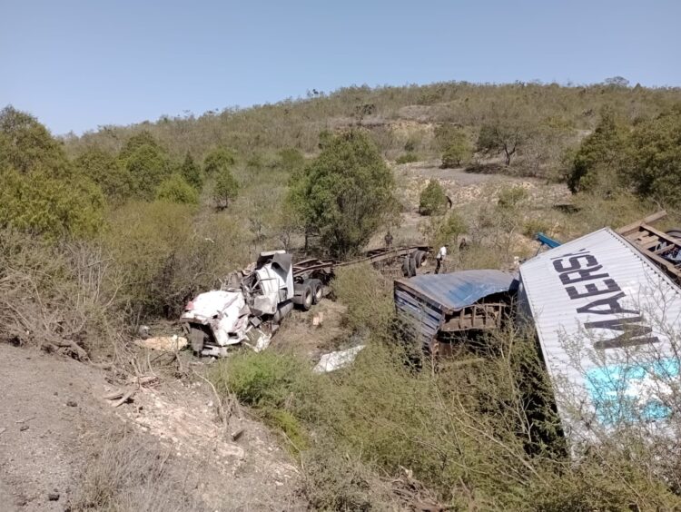 Vuelca trailer en la Ocampo-Tula; quedaron puros hierros retorcidos