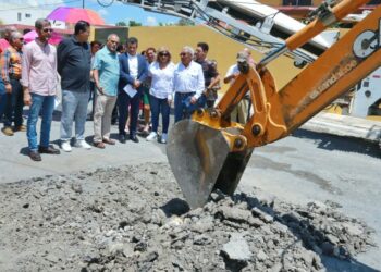 Vecinos reciben con júbilo a Gattás, al iniciar pavimentación