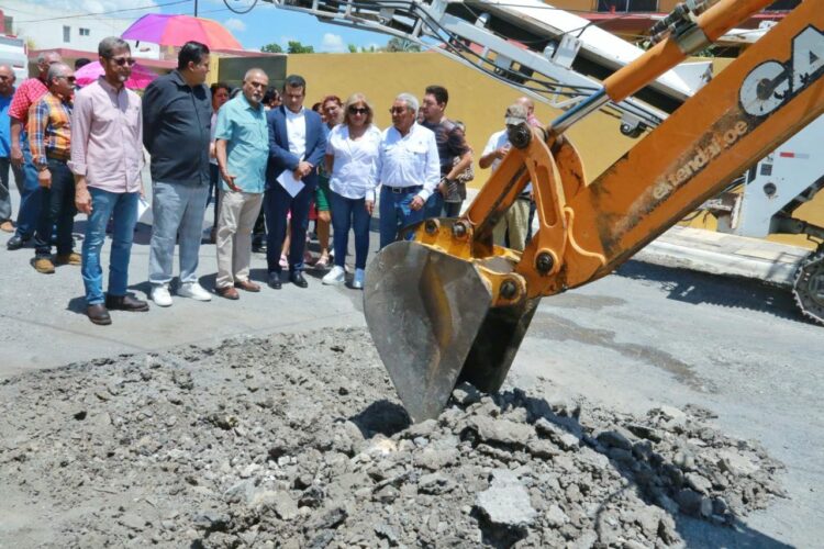 Vecinos reciben con júbilo a Gattás, al iniciar pavimentación