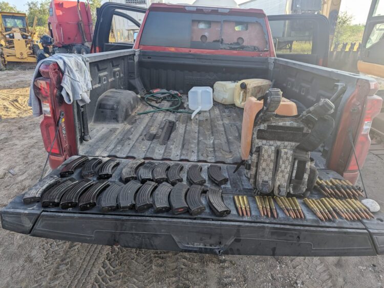 Aseguran vehículo con reporte de robo y armamento en Reynosa