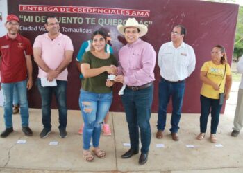 Gattás entrega credenciales AMA en el medio rural de Victoria