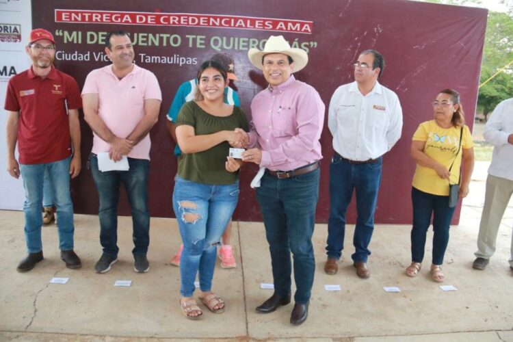 Gattás entrega credenciales AMA en el medio rural de Victoria