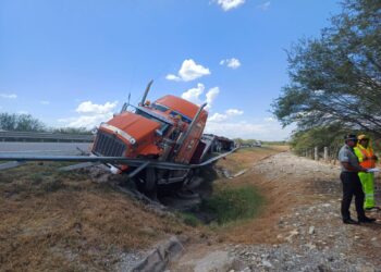 Cierran la González-Llera por volcadura de trailer