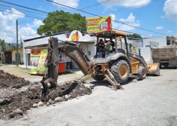 Eduardo Gattás sigue entregando obras de pavimentación