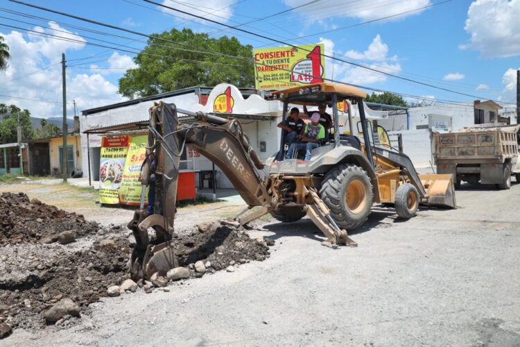 Eduardo Gattás sigue entregando obras de pavimentación