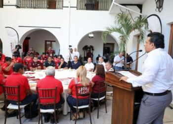 Lalo Gattás rinde homenaje a los bomberos al celebrar «su día»