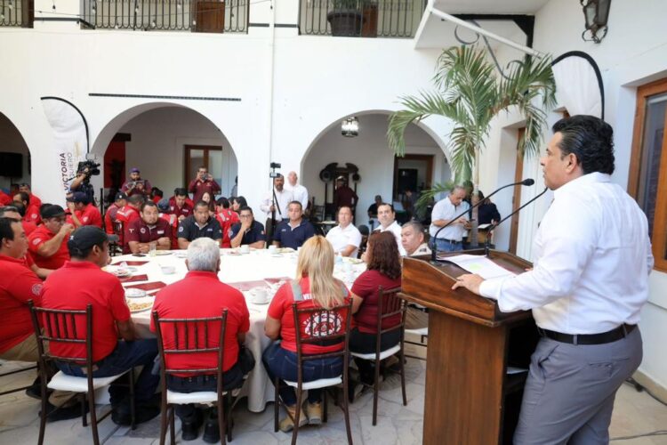 Lalo Gattás rinde homenaje a los bomberos al celebrar «su día»