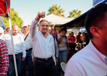 Américo acude al plantón y pide a maestros reanudar clases