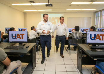 Rector de la UAT entrega equipamiento en la Facultad de Derecho Victoria