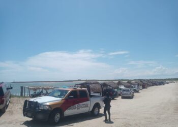 Guardia Estatal vigilante en playa La Pesca