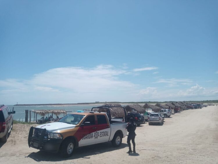 Guardia Estatal vigilante en playa La Pesca