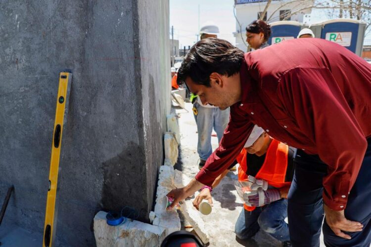 Colocó Alcalde de Reynosa primera piedra en Mural del Museo del Ferrocarril