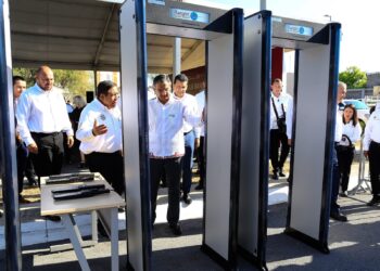 Entrega Américo arcos detectores para reforzar seguridad en CEDES