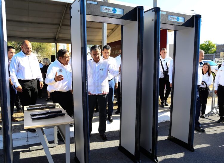 Entrega Américo arcos detectores para reforzar seguridad en CEDES