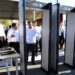 Entrega Américo arcos detectores para reforzar seguridad en CEDES