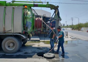 Llevó COMAPA sondeo de línea general y reparación de fugas a zona Centro
