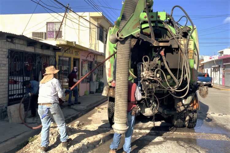 Efectuó COMAPA sondeo de líneas generales y descargas en Jarachina Sur 